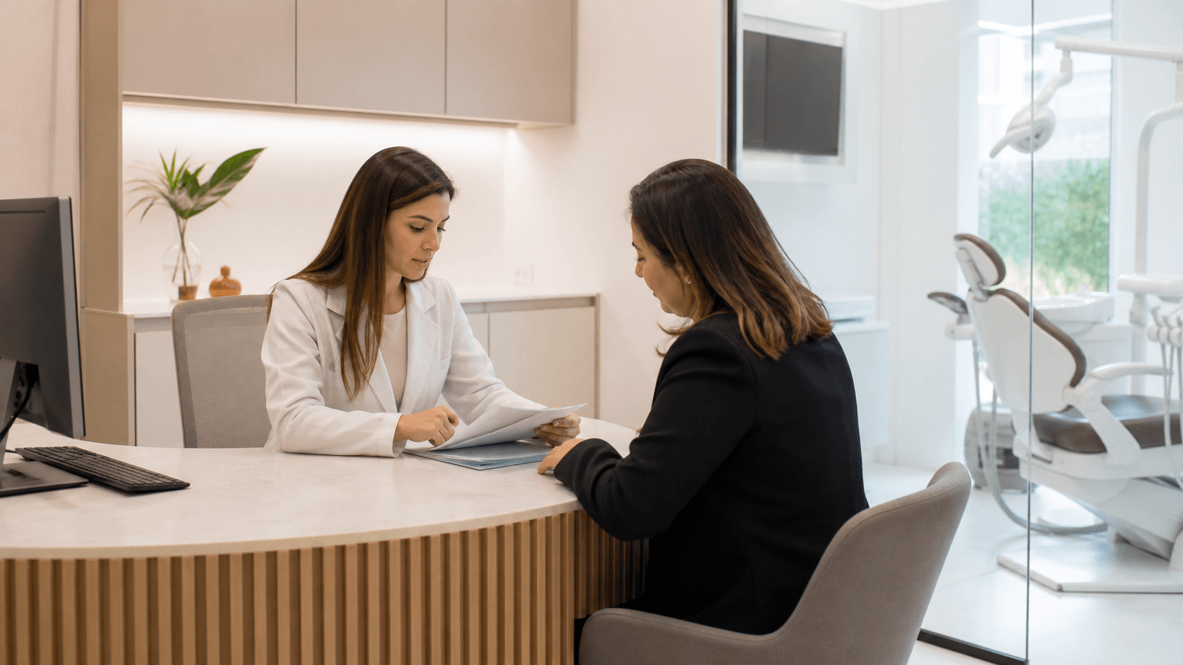 Profissional e gestora analisam regularização sanitária de clínica odontológica